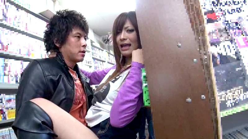 声NG！どんな場所でも、人がどんなに居ても、感じた声を絶対に出してはイケナイ指令にさとう遥希のアソコはマン汁でビチョビチョになっている！ サンプル画像（大）
