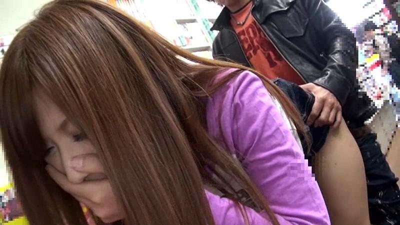 声NG！どんな場所でも、人がどんなに居ても、感じた声を絶対に出してはイケナイ指令にさとう遥希のアソコはマン汁でビチョビチョになっている！ サンプル画像（大）