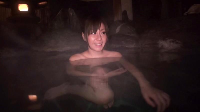 素人さんいらっしゃい！AV女優秋野千尋と混浴露天温泉でHなことしませんか？ サンプル画像（大）