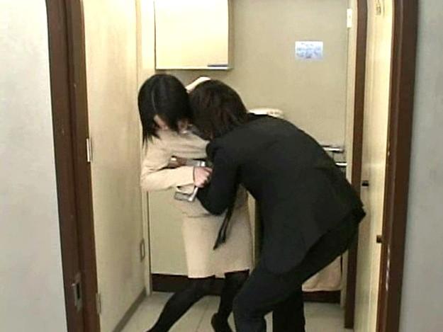 あっ！！好きな女が目の前で犯●れてるのに勃起しちゃった！ サンプル画像（大）
