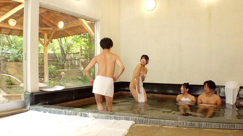 一般男女モニタリングAV 夫婦熱を再燃させる愛妻交換企画 初対面の夫婦同士がタオル一枚で相席混浴スワッピング！旦那の目の前で他人に抱かれて喘ぐ人妻たちのスケベ本性が剥き出し！お互いの旦那が嫉妬するほどイキ乱れる生ハメ連続射精セックス！ サンプル画像（大）