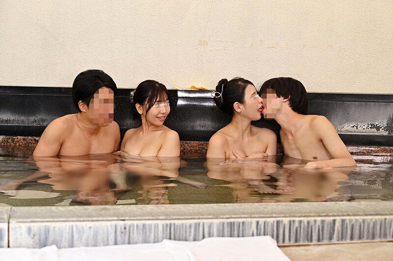 一般男女モニタリングAV 夫婦熱を再燃させる愛妻交換企画 初対面の夫婦同士がタオル一枚で相席混浴スワッピング！旦那の目の前で他人に抱かれて喘ぐ人妻たちのスケベ本性が剥き出し！お互いの旦那が嫉妬するほどイキ乱れる生ハメ連続射精セックス！ サンプル画像（大）