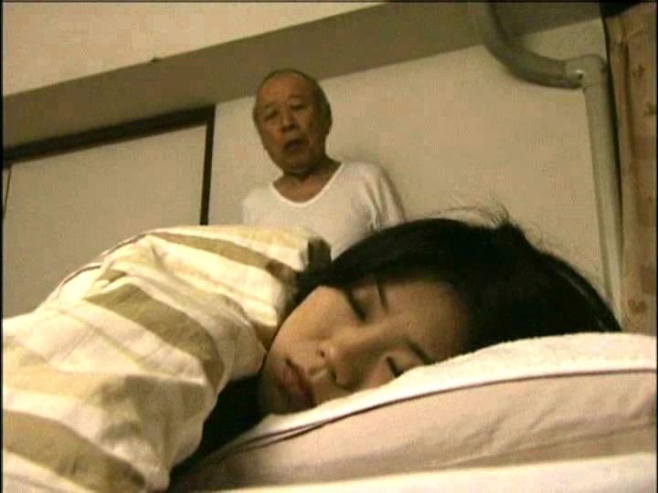 絶倫！不良老人 1せがれの嫁も餌食/2家出娘と隠れ家で…/3義理の孫娘に手をつける/4人妻を眠らせて暴行 サンプル画像（大）