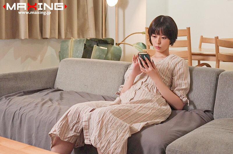 夫の部下に言い寄られ…自宅で裏切りのNTR 月乃ルナ サンプル画像（大）