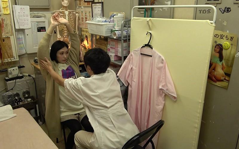 鍼灸院すどう盗撮り下ろし5 吸いこみ強なピンク名器すぎた！/感じてないフリが下手だねえ/イクときに良い顔するんだわ/いい所を責めると足がピーンだね サンプル画像（大）