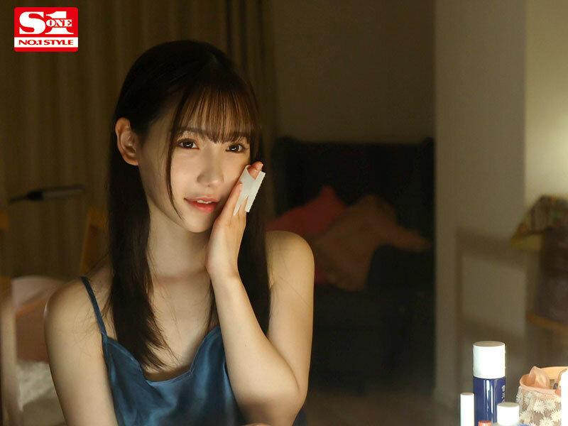 「え…！ 終電なくしたんですか！？ 私の家泊まりますか？」会社の美人後輩の誘いに乗ったらすっぴんと無防備な部屋着に僕は理性吹っ飛び… 三田真鈴 サンプル画像（大）