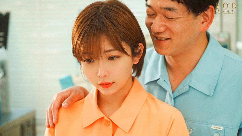 『学生時代のセクハラが忘れられなくて…。』結婚2年目の主婦が十数年ぶりにもう一度犯●れたくてバイトしていたコンビニの絶倫先輩に会ってしまった。 紗倉まな サンプル画像(大)