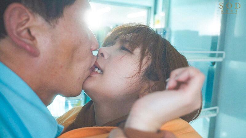 『学生時代のセクハラが忘れられなくて…。』結婚2年目の主婦が十数年ぶりにもう一度犯●れたくてバイトしていたコンビニの絶倫先輩に会ってしまった。 紗倉まな サンプル画像(大)