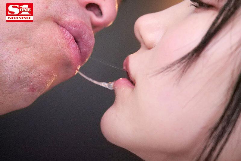 おじさん大好き美女が中年オヤジと涎だくだく接吻ねちょねちょで絡み合う超濃厚ベロチュウ性交 三田真鈴 サンプル画像(大)